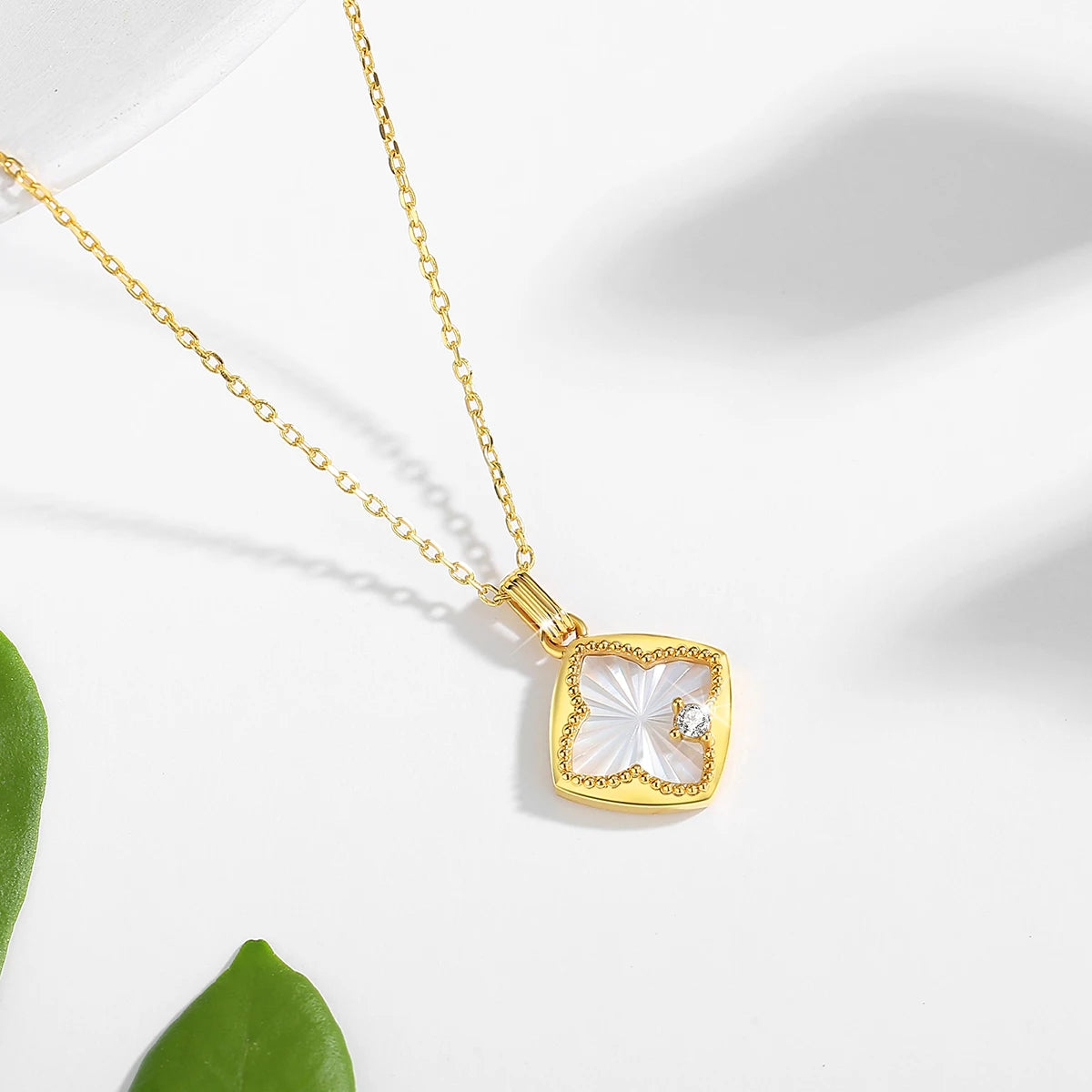 18K Gold Necklace Classic Four Leaf Clover 100% AU750 Pendant White Shell for Women Trendy